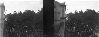 Ajuntamento de pessoas na rua Hermenegildo Capelo (atual avenida Arriaga), durante as comemorações do fim da Primeira Guerra Mundial, Freguesia da Sé, Concelho do Funchal