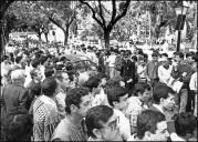 Concentração de pessoas na Avenida Arriaga, Freguesia da Sé, Concelho do Funchal, frente ao Clube Sports Madeira, para assistir à partida do 1.º Raid Diário de Notícias 