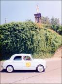 Automóvel Fiat 1100 (1954) do piloto Filipe Ramos, a circular junto ao monumento a Nossa Senhora da Paz, no Terreiro da Luta, Freguesia do Monte, Concelho do Funchal, no 4.º Raid Diário de Notícias