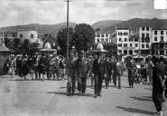 Júlio Prestes de Albuquerque acompanhado pelo coronel José Maria de Freitas, governador civil da Madeira, Raul Teive, vice-cônsul do Brasil e comitiva no cais do Funchal, na altura de embarcar, Freguesia da Sé, Concelho do Funchal