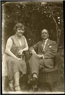 Retrato de Álvaro Nascimento Figueira e Lucíla Teixeira, sua esposa, num jardim, em local não identificado, na Ilha da Madeira