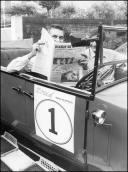 José Afonso, piloto do automóvel n.º 1, a ler o "Diário de Notícias” antes de controlar em “tempo ideal”, em local não identificado, no 2.º Raid Diário de Notícias