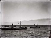 Barco carreireiro Gavião e um rebocador na baía do Funchal