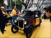 Automóvel Austin Seven Saloon (1931) do piloto Gilberto Freitas, no arranque da primeira etapa do 6.º Raid Diário de Notícias, na avenida Arriaga, Freguesia da Sé, Concelho do Funchal 