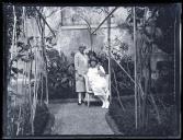 Jean Ruby Blanche Shaw e uma mulher num jardim, em local não identificado, na Ilha da Madeira