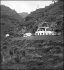 Paisagem com três casas em local não identificado na ilha da Madeira 