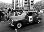 Automóvel Peugeot 203 (1955) do piloto Diogo de Freitas, na chegada à vila da Ribeira Brava, no 1.º Raid Diário de Notícias