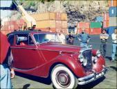 Desembarque do automóvel Jaguar MKV CAB (1950), de João Alves, participante no 6.º Raid Diário de Notícias, no porto do Funchal, Freguesia da Sé, Concelho do Funchal