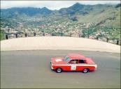 Automóvel Ford Cortina GT (1966) do piloto Fernando Caldeira a passar no Miradouro Francisco Alvares Nóbrega - O "Camões Pequeno", Freguesia de Água de Pena, Concelho de Machico, no 2.º Raid Diário de Notícias