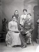 Retrato de Henrique Gomes acompanhado de três mulheres (corpo inteiro)