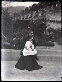 Retrato de D. Gabriela Vera de Sousa sentada no colo de uma mulher (corpo inteiro)