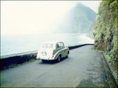 Panorâmica da orla costeira de São Vicente, vendo-se, em primeiro plano, o automóvel Triumph Mayflower (1950) do piloto Jaime Correia, no 3.º Raid Diário de Notícias