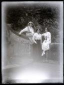 Retrato de D. Eugénia Isabel de Sousa, sua irmã D. Gabriela Vera de Sousa e uma mulher junto a um fontanário não identificado (corpo inteiro)