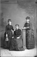 Retrato de três mulheres, família de Jesuíno de Nóbrega (corpo inteiro)