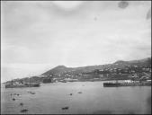 Vista do porto e cidade do Funchal obtida do mar, no lado leste da baía 