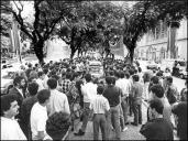 Concentração de pessoas na Avenida Arriaga, Freguesia da Sé, Concelho do Funchal, frente ao Clube Sports Madeira, para assistir à partida do 1.º Raid Diário de Notícias