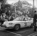 Automóvel de competição Panhard 24 CT, do piloto Horácio Trujillo Febles, na VII Volta à Ilha da Madeira, na partida na avenida Arriaga, Freguesia da Sé, Concelho do Funchal
