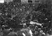 Gago Coutinho e Sacadura Cabral, num automóvel, rodeado por uma multidão, no pátio do palácio de São Lourenço, Freguesia da Sé, Concelho do Funchal