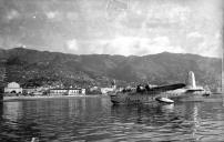 Hidroavião "Hadfield" amarado na baía do Funchal
