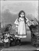 Retrato da menina Julieta Alice de Ornelas (corpo inteiro)