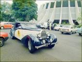 Viatura Bugatti 57 Stelvio (1936) do piloto João Lacerda, a circular no parque automóvel do Cine-Casino, avenida do Infante, Freguesia da Sé, Concelho do Funchal, pós a vistoria técnica do 3.º Raid Diário de Notícias