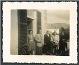 Maria Afra da Conceição Nunes com três mulheres e um homem no exterior do hospício Princesa D. Maria Amélia, Freguesia da Sé, Concelho do Funchal 