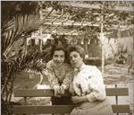 Retrato de Adelaide Cristina Camacho Loforte e de sua filha Cristina Adelaide Camacho Loforte, num jardim, em São João do Estoril, Freguesia de Estoril, Concelho de Cascais (três quartos)
