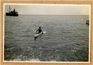 Homem num caiaque no mar, em local não identificado, na Ilha da Madeira 
