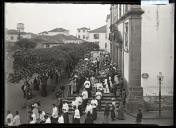 Procissão à saída da igreja de São João Evangelista (vulgo igreja do Colégio), Freguesia da Sé (atual Freguesia de São Pedro), Concelho do Funchal