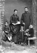 Retrato de Manuel Figueira acompanhado de uma mulher e três crianças (corpo inteiro)