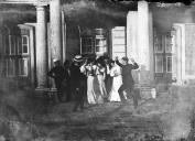 Retrato de grupo a dançar em frente da porta principal do Pavilhão Robillion (Palácio Nacional de Queluz)