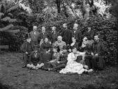 Retrato de um grupo de pessoas no jardim de uma Quinta em local não identificado, na Ilha da Madeira