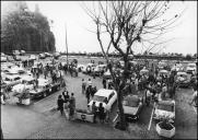 Concentração de pessoas na exposição de automóveis antigos do 1.º Raid Diário de Notícias, no estacionamento na vila da Ribeira Brava