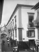 Edifício do estabelecimento de bordados Alexandre Hamrah Co. Inc., na rua do Comércio (atual rua dos Ferreiros) e travessa do Forno, Freguesia da Sé, Concelho do Funchal