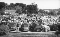 Automóveis antigos estacionados no Largo da Achada, Freguesia da Camacha, Concelho de Santa Cruz, na paralisação para o almoço do 3.º Raid Diário de Notícias