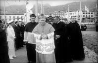D. António Manuel Pereira Ribeiro, bispo do Funchal, acompanhado por cónegos, no cais do Funchal, Freguesia da Sé, Concelho do Funchal