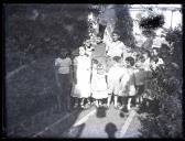 Retrato de grupo de rapazes e crianças no pátio de uma casa (corpo inteiro)