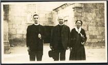 Padre Jacinto da Conceição Nunes com a sua irmã, Maria Afra da Conceição Nunes, e um sacerdote em Caldelas, Concelho de Amares, no norte de Portugal Continental