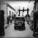 Viatura motorizada com militares, na rua do Visconde, durante a visita da imagem de Nossa Senhora de Fátima, Freguesia e Concelho da Ribeira Brava