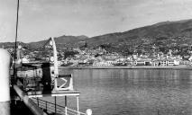 Panorâmica da cidade do Funchal vista do mar, entre o palácio de São Lourenço e o largo dos Varadouros