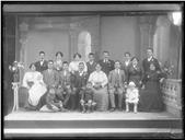 Retrato de Manuel de Castro Júnior com um grupo de 18 familiares (corpo inteiro)