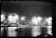 Fogo de artifício na cidade do Funchal, visto do mar, na passagem de ano de 1952 para 1953, Freguesia da Sé, Concelho do Funchal