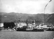 Vista parcial da cidade do Funchal, tirada do mar, vendo-se o cais, o pilar de Banger e a torre da Sé