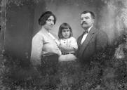 Retrato de Isilda Perestrelo e Alberto Camacho Brandão com uma menina, sua filha (três quartos)