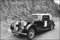 Automóvel MG SA (1937) de José Montes, inscrito no 6.º Raid Diário de Notícias, fotografado em local não identificado