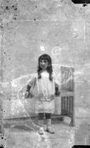 Retrato de menina (corpo inteiro), filha de Isilda Perestrelo e de Alberto Camacho Brandão