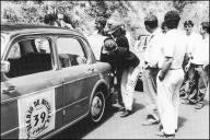 Participantes do 5.º Raid Diário de Notícias num momento de descontração, junto à viatura Fiat 1100 TV (1955) do piloto Rui Martins