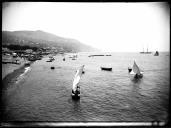 Barcos na baía, próximos à praia da cidade do Funchal 