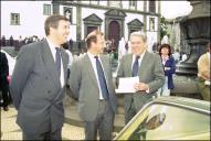 José Bettencourt Câmara, Michael Blandy e Pereira de Gouveia na exposição de automóveis clássicos do 6.º Raid Diário de Notícias, na praça do Município, Freguesia da Sé, Concelho do Funchal