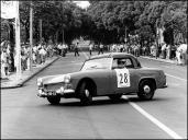 Automóvel Austin Healey Sprite MK II (1961) do piloto José Gregório Gonçalves, na prova de perícia do 2.º Raid Diário de Notícias, na avenida do Infante, Freguesia da Sé, Concelho do Funchal
